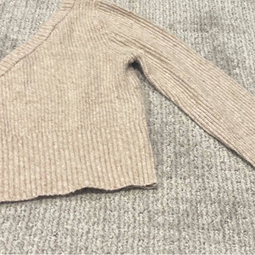 Women’s Sweater 
Size Medium 
Steve Madden